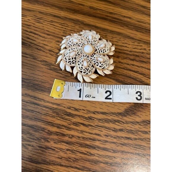 Crown Trifari cabochon white enamel open work flower brooch vintage - Picture 4 of 4